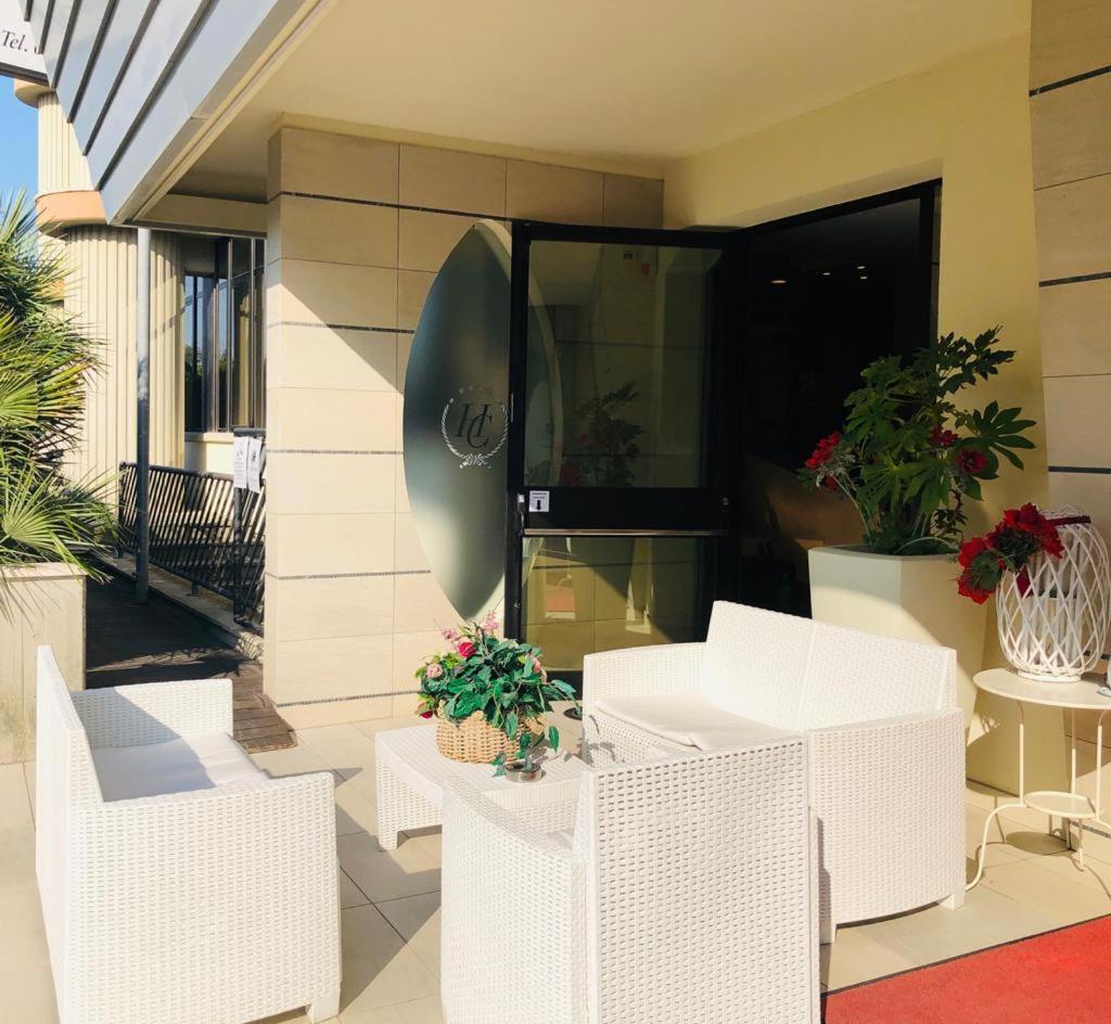 Hotel Capitol San Mauro Mare Экстерьер фото