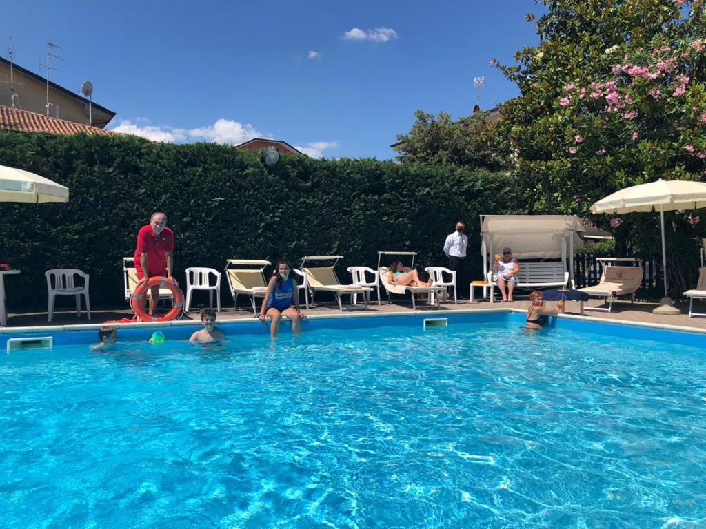 Hotel Capitol San Mauro Mare Экстерьер фото